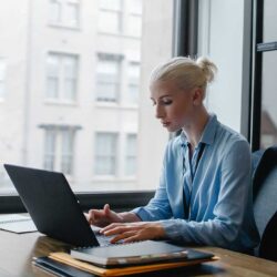 Secretária Remota vs Assistente Virtual: Saiba as Diferenças e Atribuições