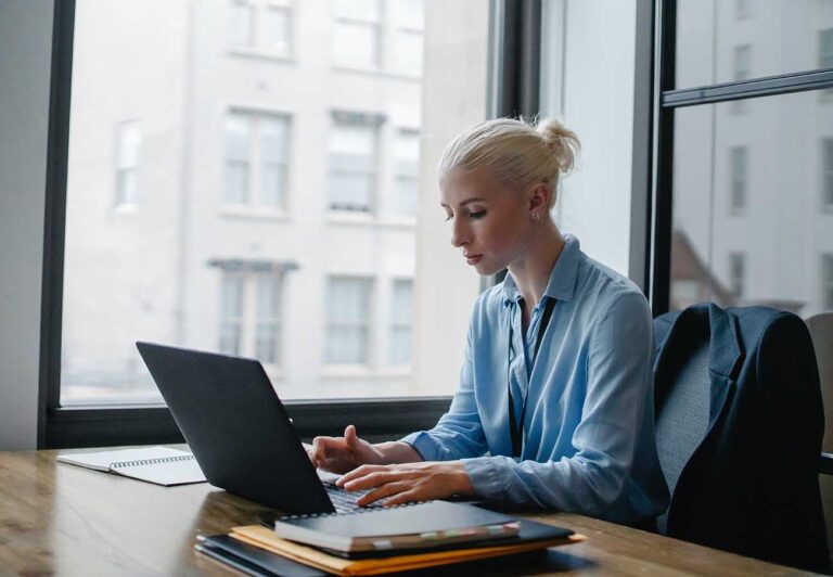 Secretária Remota vs Assistente Virtual: Saiba as Diferenças e Atribuições