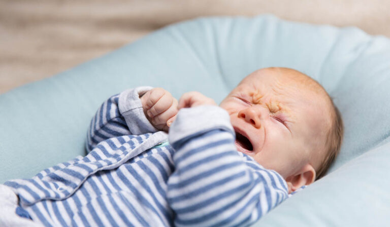 como saber se o bebê está com cólica
