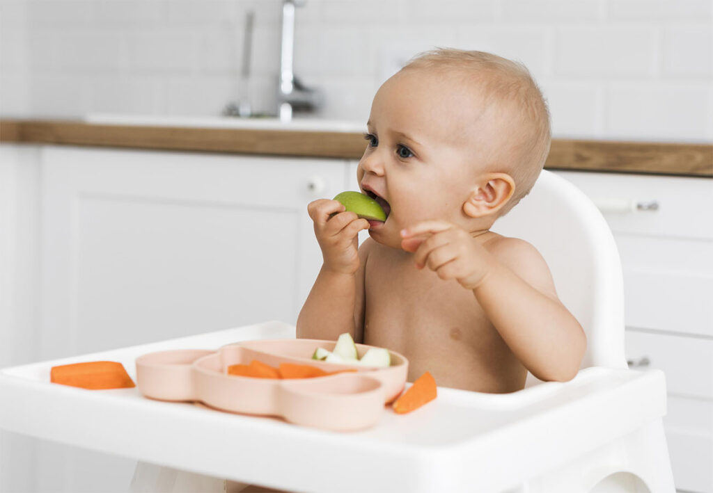 imagem de bebê comendo alimentos com o método blw