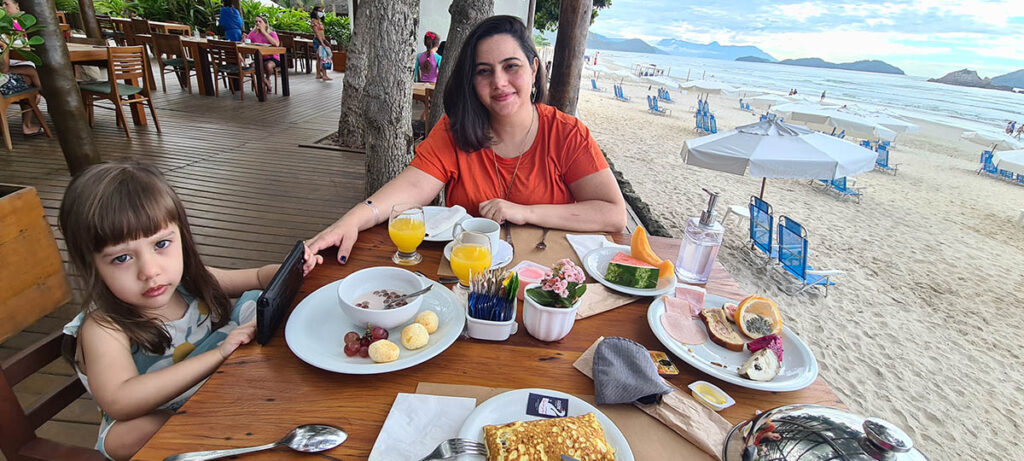 Gisele Mãe Prática com a filha tomando café da manhã em Juquehy Praia Hotel