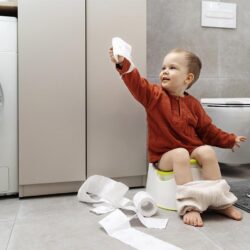 desfralde como saber se é a hora certa - imagem de bebê em processo de desfralde