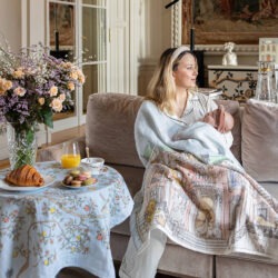 Mãe e Bebê com enxoval da Atelier Choux Paris para Bebês