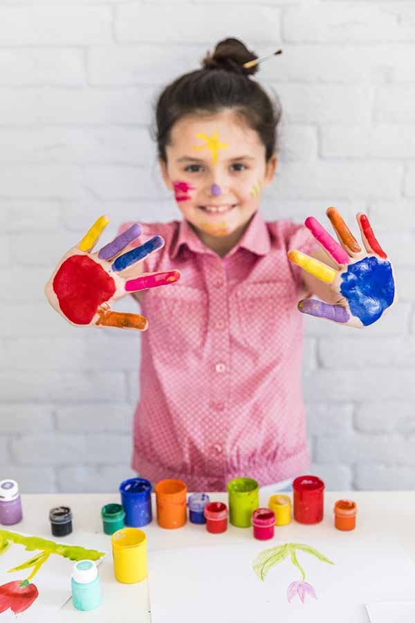 criança brincando de pintura com os dedos