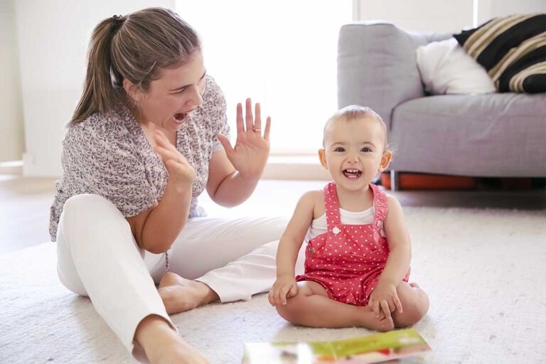 com quantos meses o bebê fala a primeira palavra