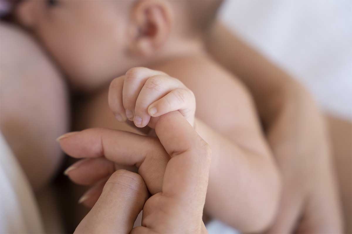 Bebê na Golden Hour , contato pele a pele estabelecendo vínculo entre mãe e bebê