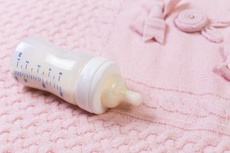 Como Oferecer Mamadeira para Bebê