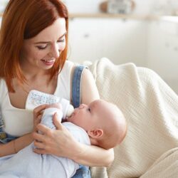 Como Fazer o Bebê Pegar a Mamadeira Facilmente!