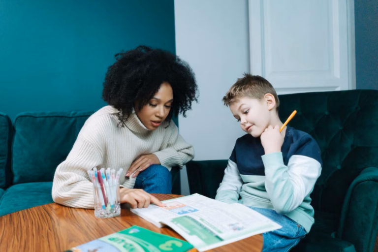 Mãe ajudando o filho a fazer lição de casa